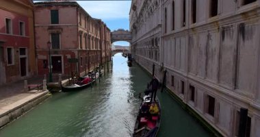  Gondol, Venedik İtalya 'daki kanallarda 02-16-2025