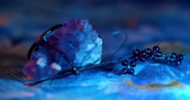 Makro - İtalyan mücevherindeki renkli ışığın yansımaları.