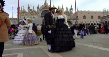 Venedik 'teki Piazza San Marco Karnaval maskeleri 02-16-2025