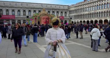 Venedik 'teki Piazza San Marco Karnaval Maskesi 02-16-2025