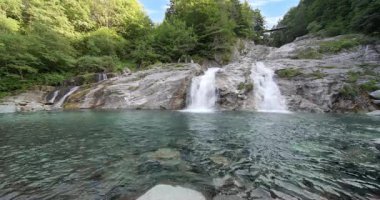 Loana şelalelerinde bahar manzarası