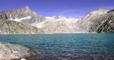 Turkuaz sular ve görkemli tepeler, Vedretta Gölü 'nü keşfetmek..