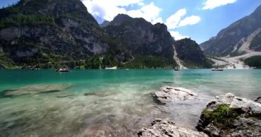 Braies Gölü 'nün büyüsü, dağın büyüyle buluştuğu yer.