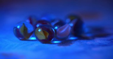 Macro - Mavi ışık altında cam misketler.