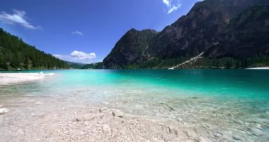 Braies Gölü üzerindeki turkuaz suyla muhteşem bir manzara.