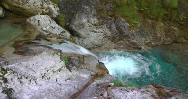  Vertova Vadisi 'nde turkuaz suyu olan küçük şelaleler.