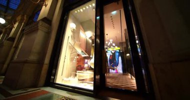 Gece Sahneleri - Milano 'daki Galleria Vittorio Emanuele II' deki Santoni Dükkanı 05-24-2025