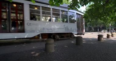 İtalya 'nın Sempione Meydanı' ndaki tramvay 05-19-2025