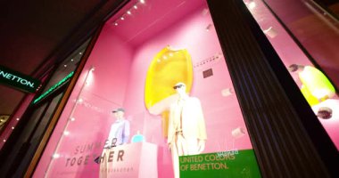 Nightscape - Corso Vittorio Emanuele II 'deki Benetton Mağazasının Birleşik Renkleri 2005-10-2025