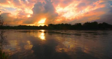  Ağaçların arkasında güneş kaybolunca nehir renk değiştiriyor.