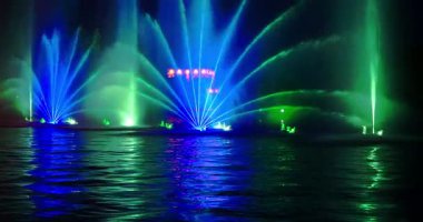 Maggiore Gölü üzerindeki Verbania 'da bir renk ve havai fişek senfonisi..