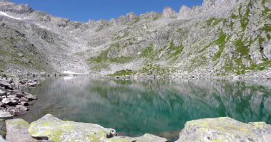 İtalyan Dolomitlerinde Nambrone Buzul Gölü