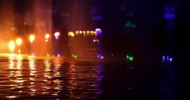 Maggiore Gölü 'ndeki Verbania' da fantastik, aydınlık su çeşmeleri ve havai fişekler.