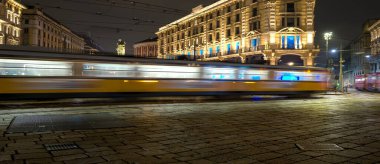 Gece Sahneleri - Piazza Cordusio 'da Tram Trails, Milan, İtalya, 01-25-2025
