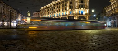Nightscape - Cordusio Meydanı 'ndaki Tram Trails, Milan, İtalya, 01-25-2025