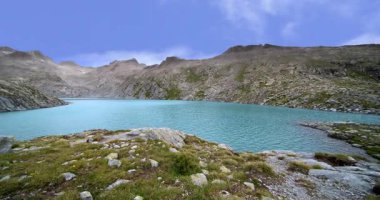 Vedretta Gölü turkuaz manzarası