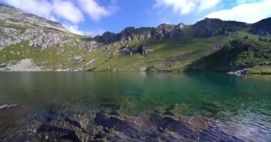 Ritorto Gölü 'nde zümrüt yeşili sular