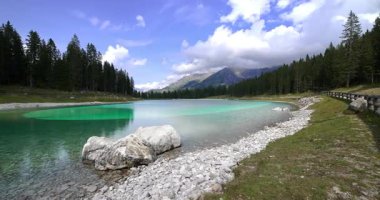 Dolomitlerde muhteşem bir alp gölü.