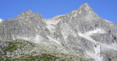 Vedretta 'nın buzul gölünün üzerindeki Dolomitler.