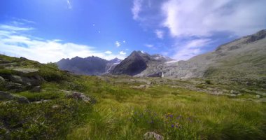 Mandrone Vadisi 'ndeki iki Dolomit buzulunun genel görünümü