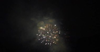  Ağustos 2025 'te Dolomitler üzerinde havai fişekler