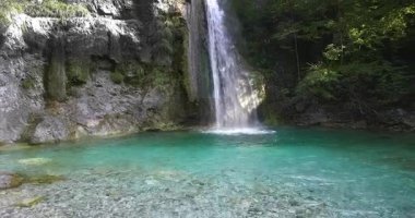  Ampola 'nın turkuaz şelalelerinin genel görünümü