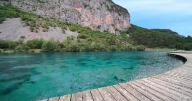 Nembia Gölü ve kristal suları