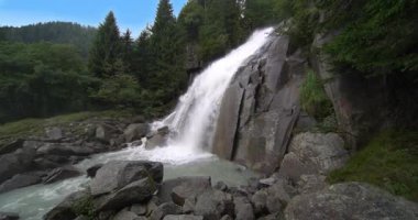 Amola Dolomite şelalesinin genel görünümü