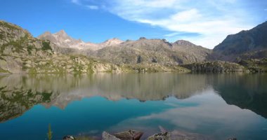 Kara gölün üzerindeki yaz manzarası