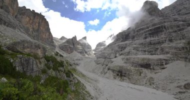Dolomitlerin kalbindeki Tuckett sığınağı gökyüzü ve kaya arasında.