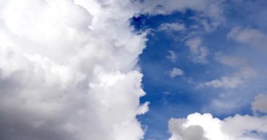 Beyaz bulutlar ve mavi gökyüzü