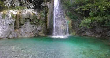  Suyun dans ettiği Ampola şelalesi.
