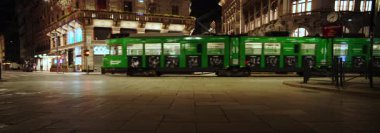 Anamorfik Lens 6k - İtalya, Milano 'daki Piazza Duomo Tramvayı 09-20-2025