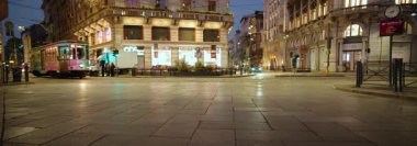  Anamorfik Lens 6K - Piazza Duomo, Milan, İtalya 'da 09-20-2025' te renkli tramvay