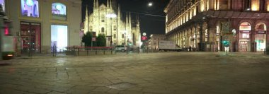  Anamorfik Lens 6K - 10-04-2025 tarihlerinde İtalya 'nın Milano kentindeki Piazza Duomo' da beyaz tramvay