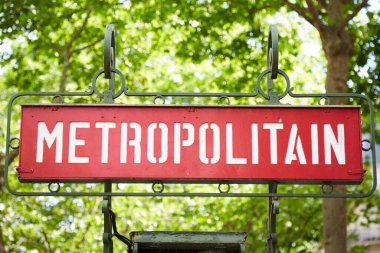 Wrought Demir Çerçeveli Kırmızı Paris Metropolitan Tabelası