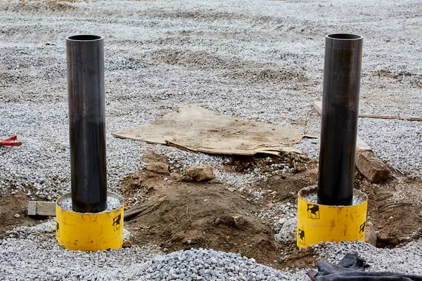 Beton Direkte İki Koyu Gri Çelik Boru