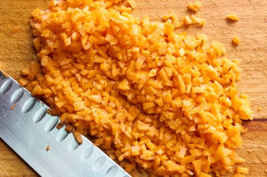Bıçakla doğranmış havuç doğrama tahtasında