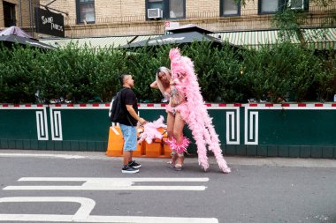 New York New York - 30 Haziran 2024 Geçit Töreni Katılımcısı Yan Sokak 'ta Kostüm Giyiyor, New York Onur Yürüyüşü