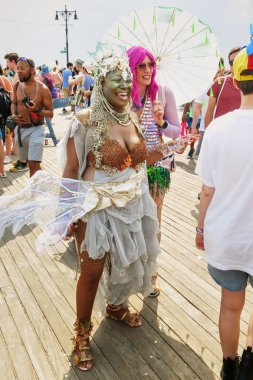 Brooklyn, New York ABD - 22 Haziran 2024 Coney Adası Denizkızı Geçidi 'ndeki Boardwalk' a iki katılımcı