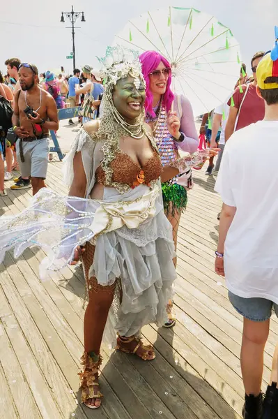 Brooklyn, New York ABD - 22 Haziran 2024 Coney Adası Denizkızı Geçidi 'ndeki Boardwalk' a iki katılımcı