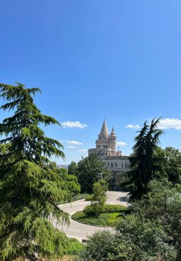 Macaristan 'ın Budapeşte kentindeki balıkçı kalesi, Neo-Gotik kulelerle övünen bir mimari mücevher ve Tuna Nehri ve görkemli Matthias Kilisesi' nin bitişiğindeki şehir manzarasının panoramik manzarasını sunan ayrıntılı detaylarla dolu.