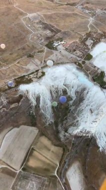 Türkiye 'nin Pamukkale kentinin çarpıcı teraslarında gün batımı sıcak hava balonu gezisi