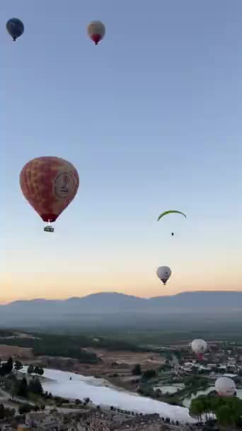 Türkiye Nin Pamukkale Kentindeki Çarpıcı Travertin Teraslarında Sıcak Hava Balonları — Stok video
