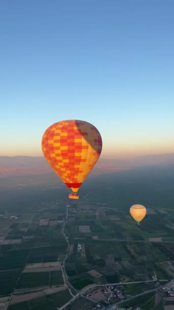 Eine Fahrt Mit Dem Heißluftballon Bei Sonnenuntergang Über Die Atemberaubenden — Stockvideo