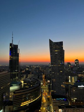 Varşova, Polonya 'daki gökdelenlerin akşam manzarası