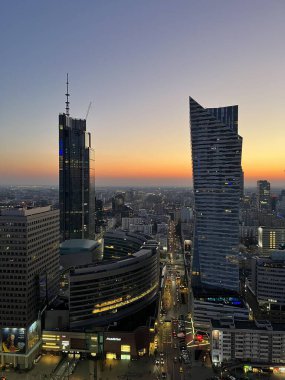 Varşova, Polonya 'daki gökdelenlerin akşam manzarası