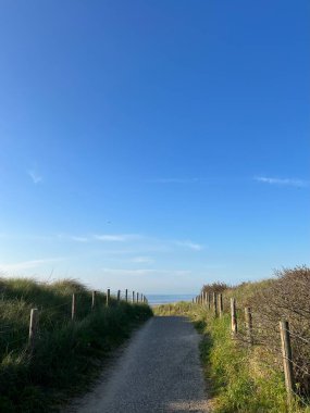 Plajı ve bulutlu gökyüzü olan güzel bir manzara, den Hague, Hollanda 