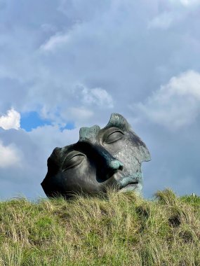 Plajı ve bulutlu gökyüzü olan güzel bir manzara, den Hague, Hollanda 