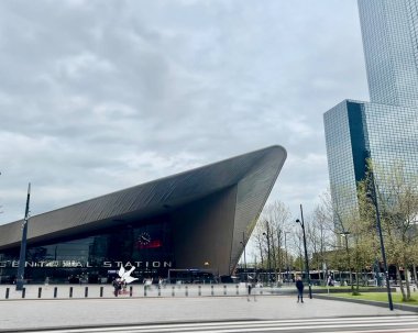 Rotterdam Centraal 'ın çağdaş mucizesi, modern tasarım ve verimliliği simgeleyen çarpıcı bir ulaşım merkezi, Rotterdam' ın dinamik şehrine bir geçit görevi görüyor ve şehrin yenilikçi ruhunu ve kozmopolit cazibesini sembolize ediyor.